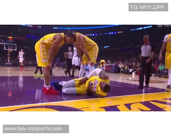 文班遭遇膝盖撞击倒地迅速回更衣室检查现已重返赛场状态良好